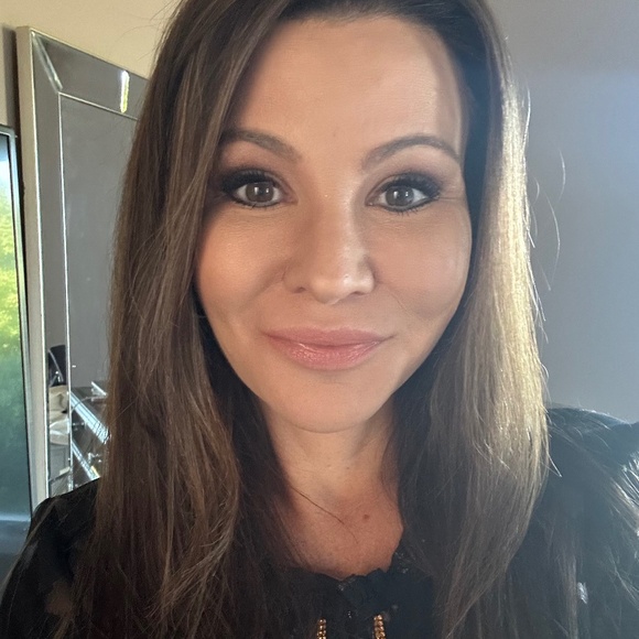 🌺 Meet Your Posher 🌺 - Picture 2 of 6